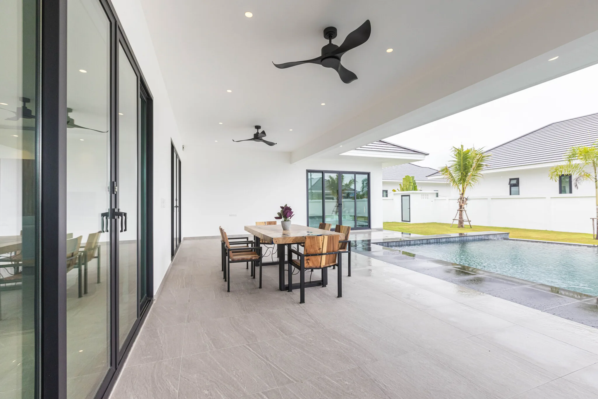 Covered terrace & dining
