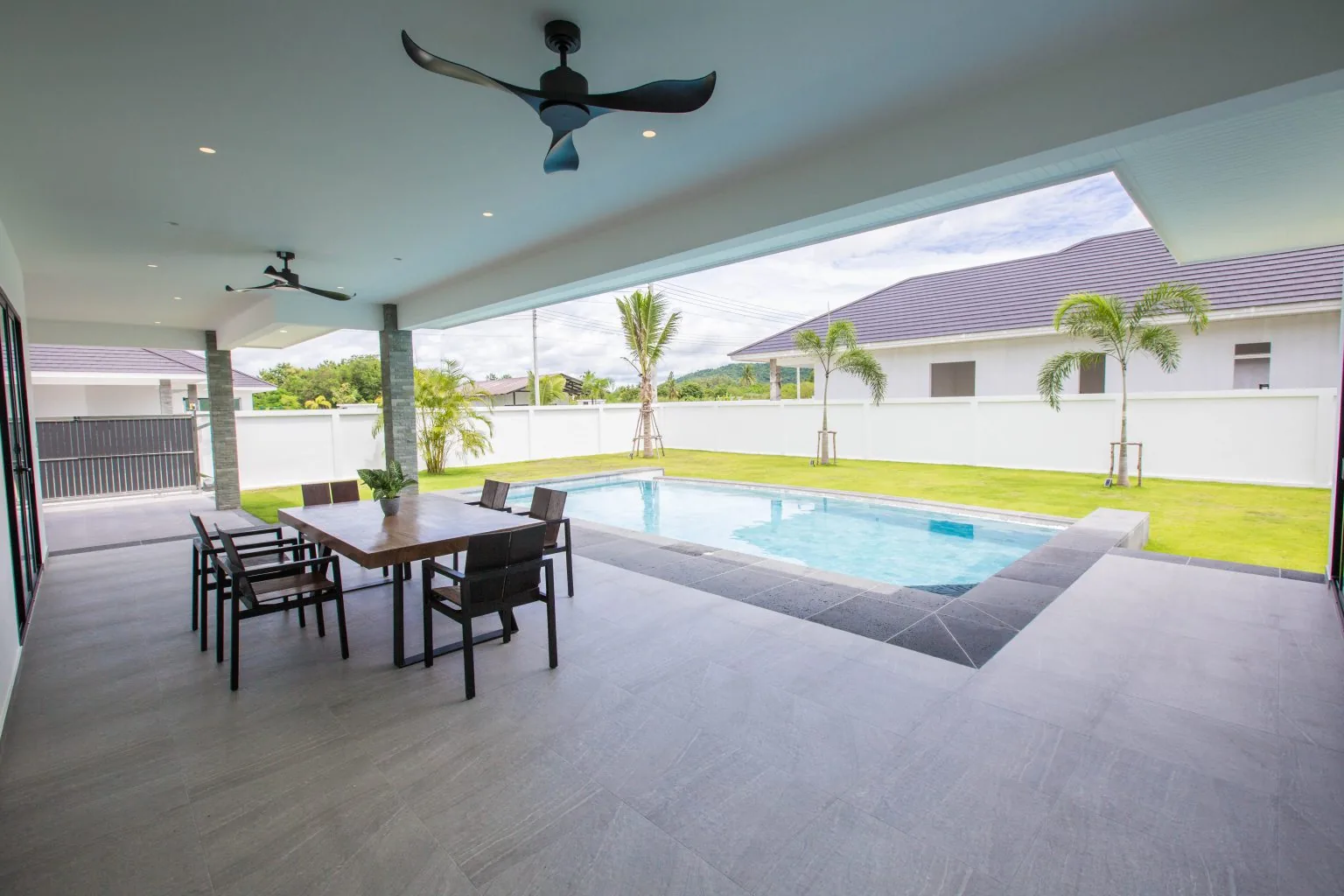 Outdoor dining & pool